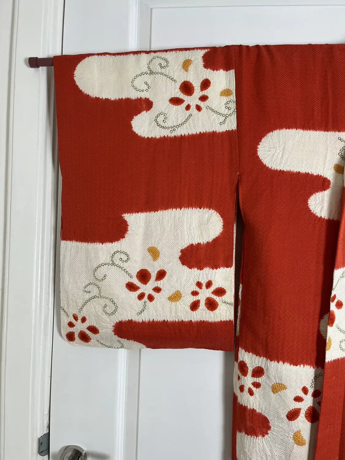Vintage Color Haori - Red and White Drifting Clouds -