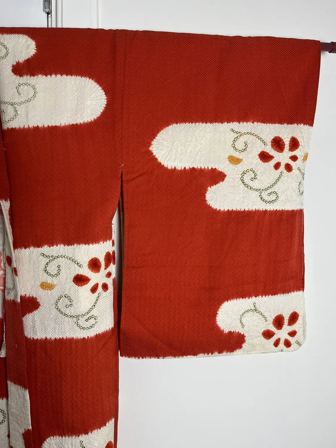 Vintage Color Haori - Red and White Drifting Clouds -