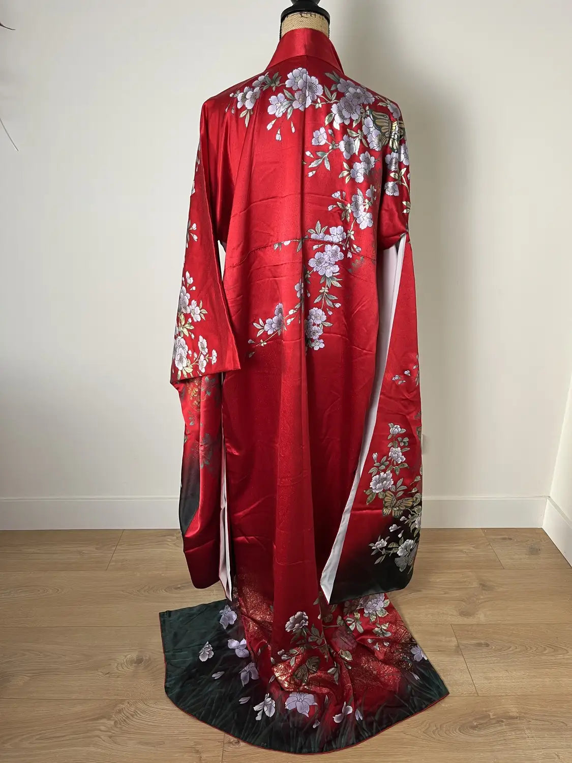 Furisode vintage - Fleurs de cerisier rouges avec une touche chinoise gracieuse -