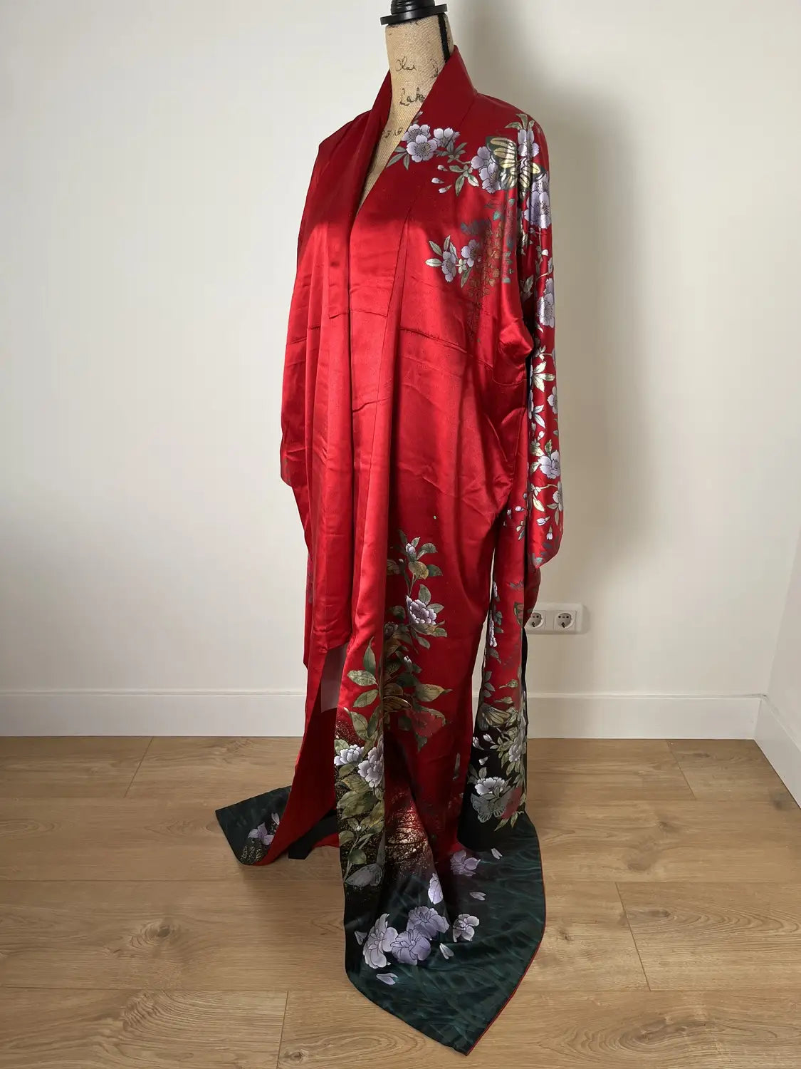 Furisode vintage - Fleurs de cerisier rouges avec une touche chinoise gracieuse -