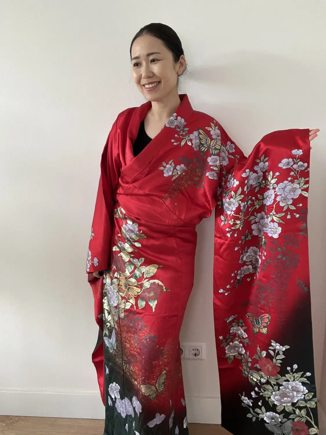 Furisode vintage - Fleurs de cerisier rouges avec une touche chinoise gracieuse -