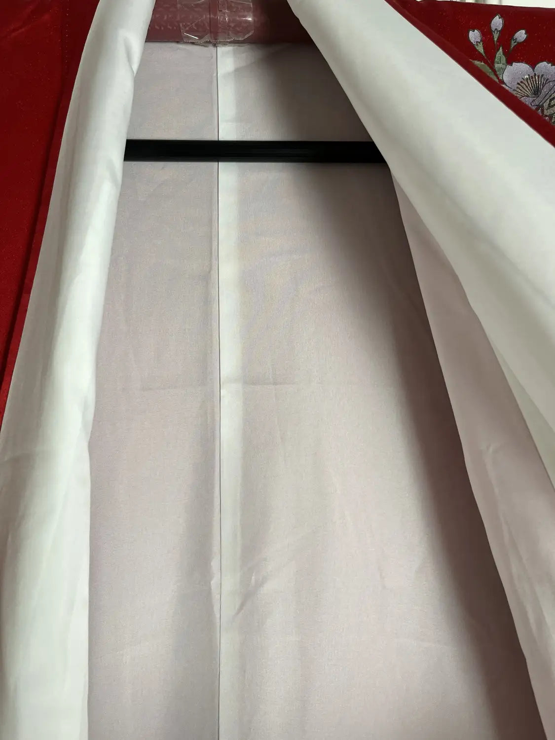 Furisode vintage - Fleurs de cerisier rouges avec une touche chinoise gracieuse -