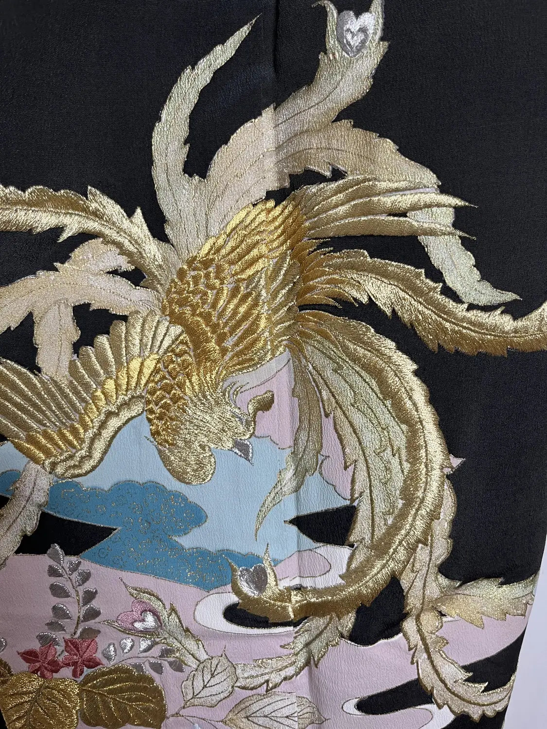 Vintage zwarte tomesode - Gouden borduurwerk van een feniks -