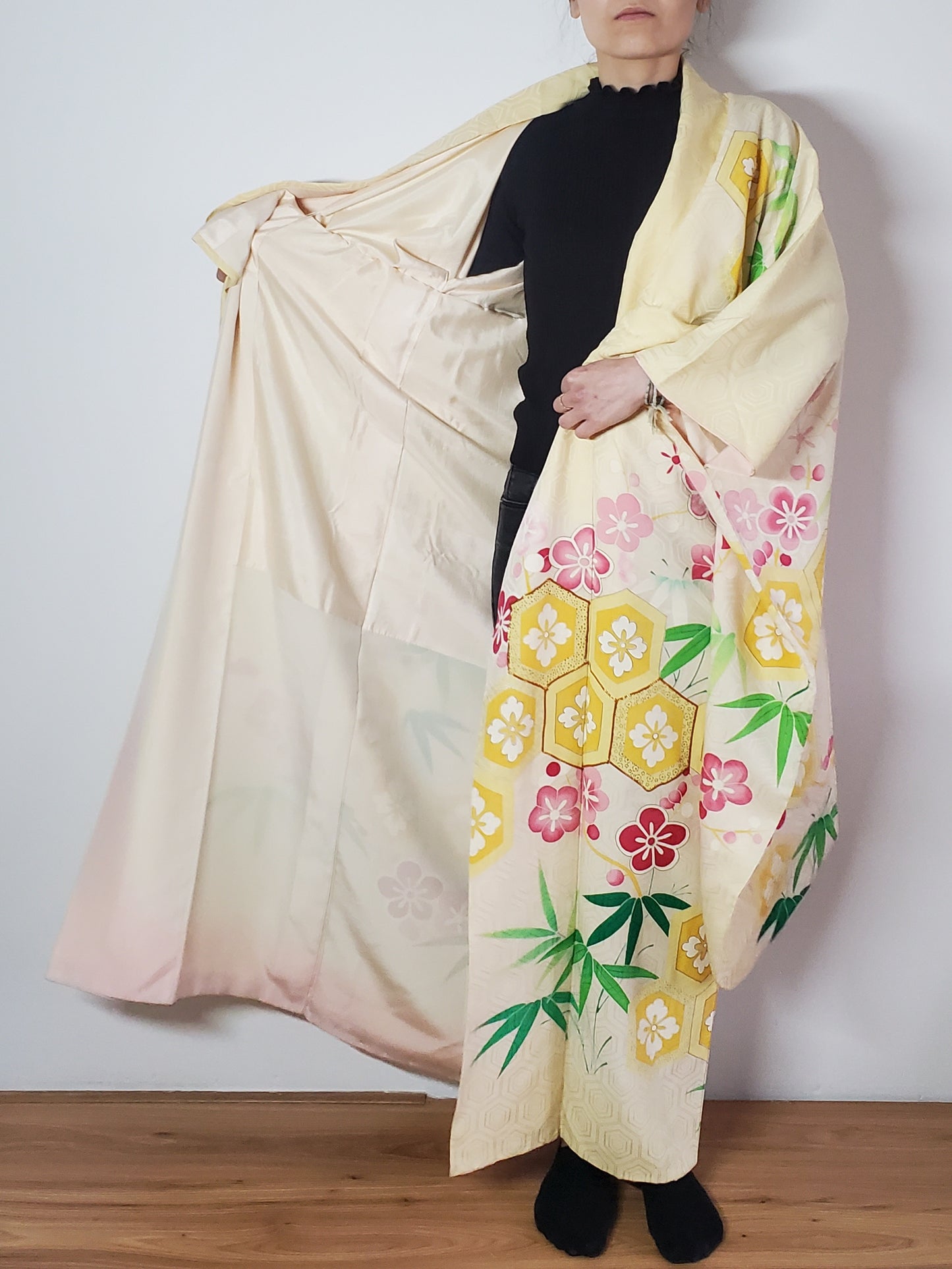 【Cream yellow/Plum blossom/ Original Easy kimono】Japanese Vintage Kimono Furisode, Japanese Hanten Jacket, Robe Dress, Japanese Floral pattern, Unisex