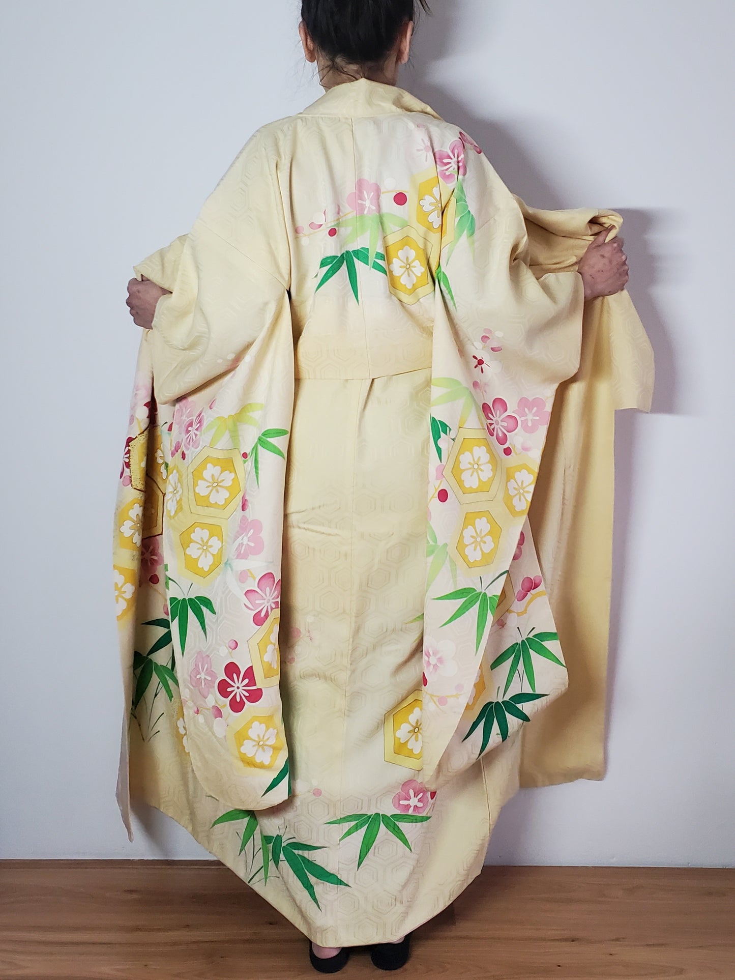 【Cream yellow/Plum blossom/ Original Easy kimono】Japanese Vintage Kimono Furisode, Japanese Hanten Jacket, Robe Dress, Japanese Floral pattern, Unisex