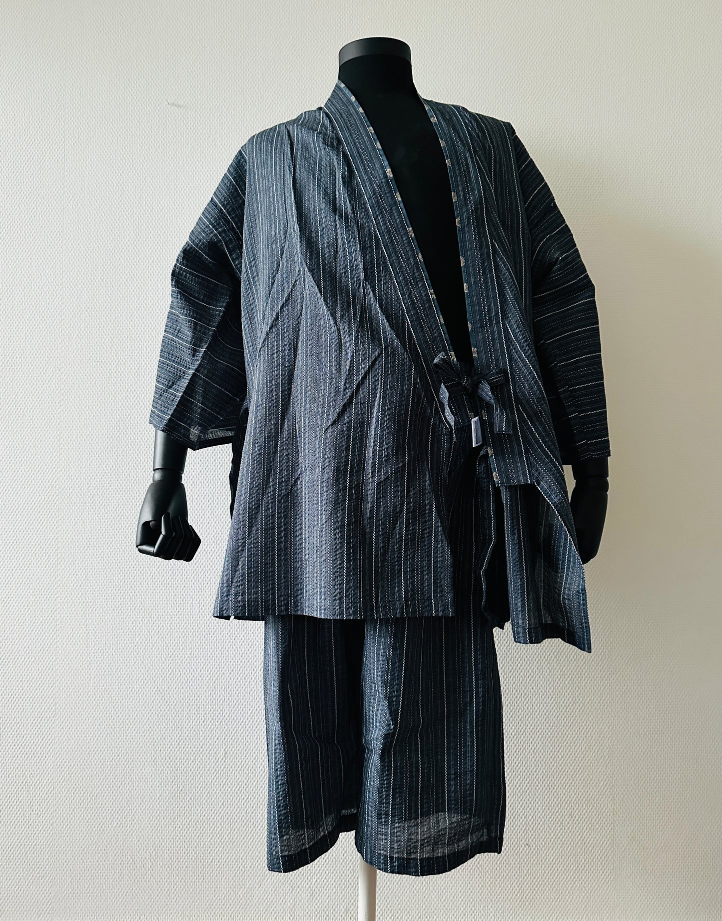 【Black, Shijira-Ori （Seersucker）】 Jinbei / Taille: 3L ＜ Nouveau ・ Coton ＞ pour les hommes, pour les femmes, pour les enfants, le kimono japonais, les vêtements unisexais japonais, unisexe, cadeaux japonais, se détendre