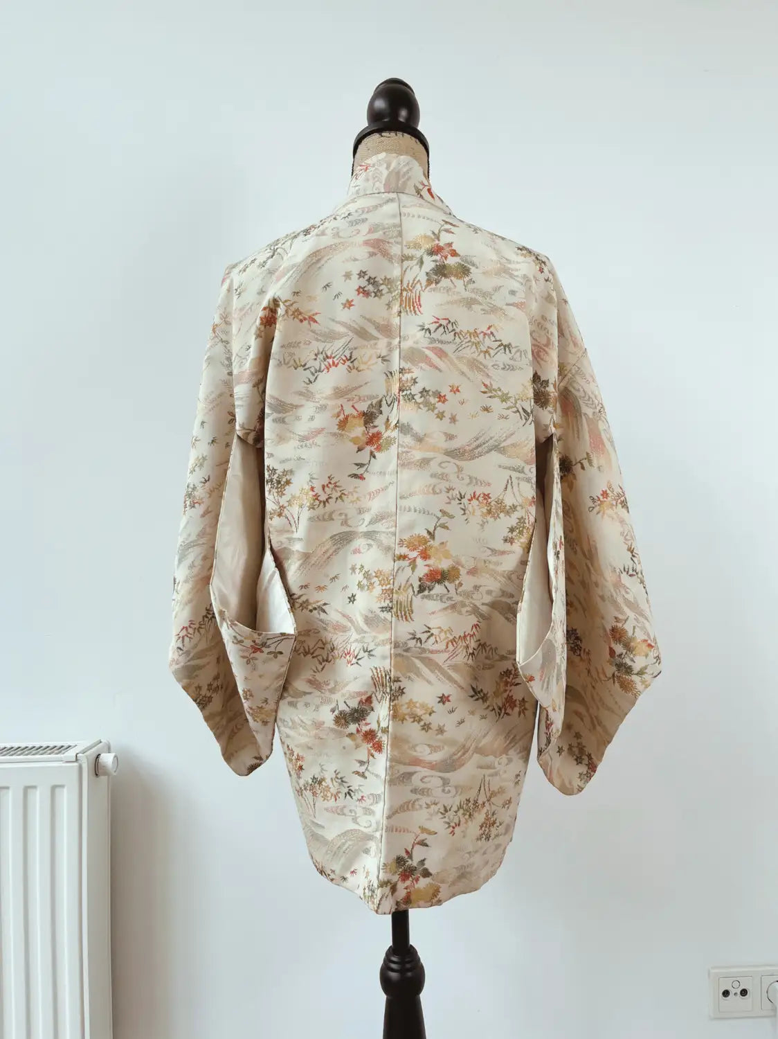 Vintage kleur Haori - Crèmewit – Landschap afgebeeld in Majolica Omeshi -