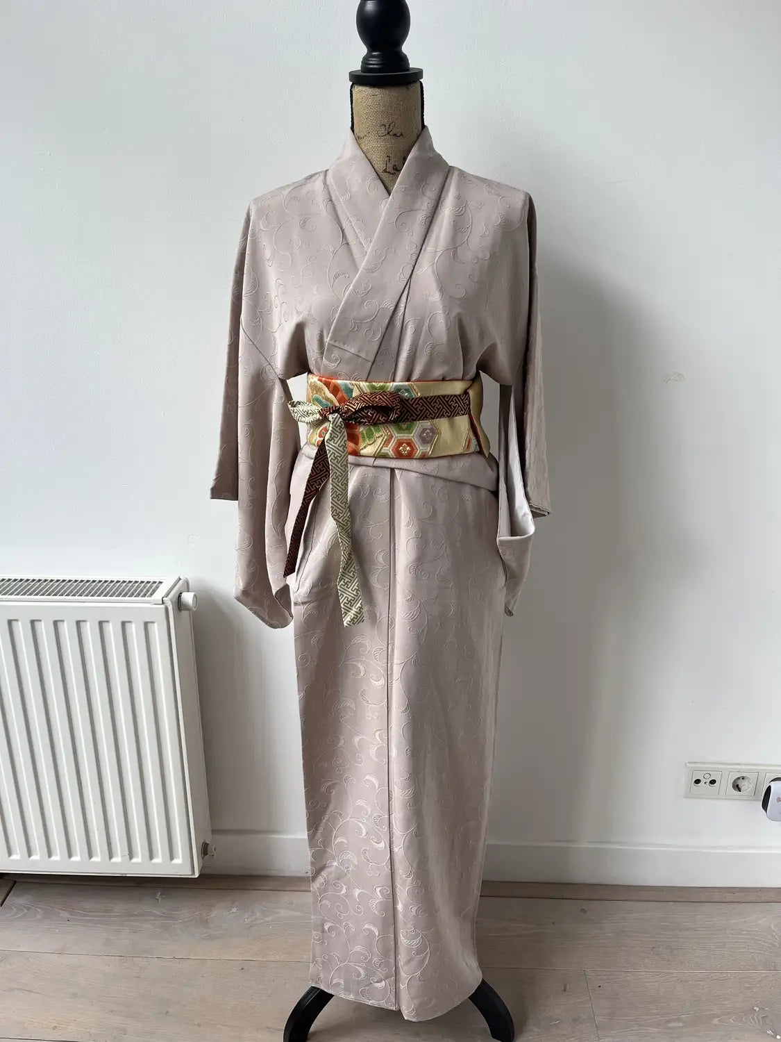 Vintage Iromuji Kimono – Grauer Karakusa – Halleluja original arrangiert