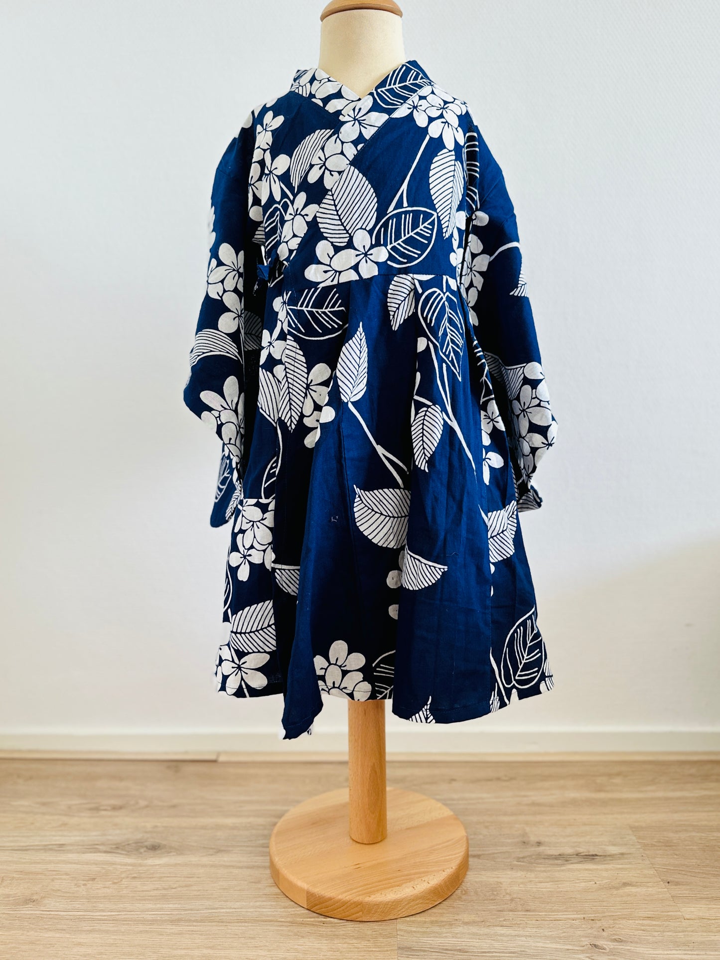 【Indigo, botanisches Muster】 （Größe 130） Yukata -Kleid ＜ New ・ Baumwolle ＞ Für Kinder, für Frauen, japanische Kimono, Japan Unisexesische Kleidung, Unisex, japanische Geschenke, Originalartikel