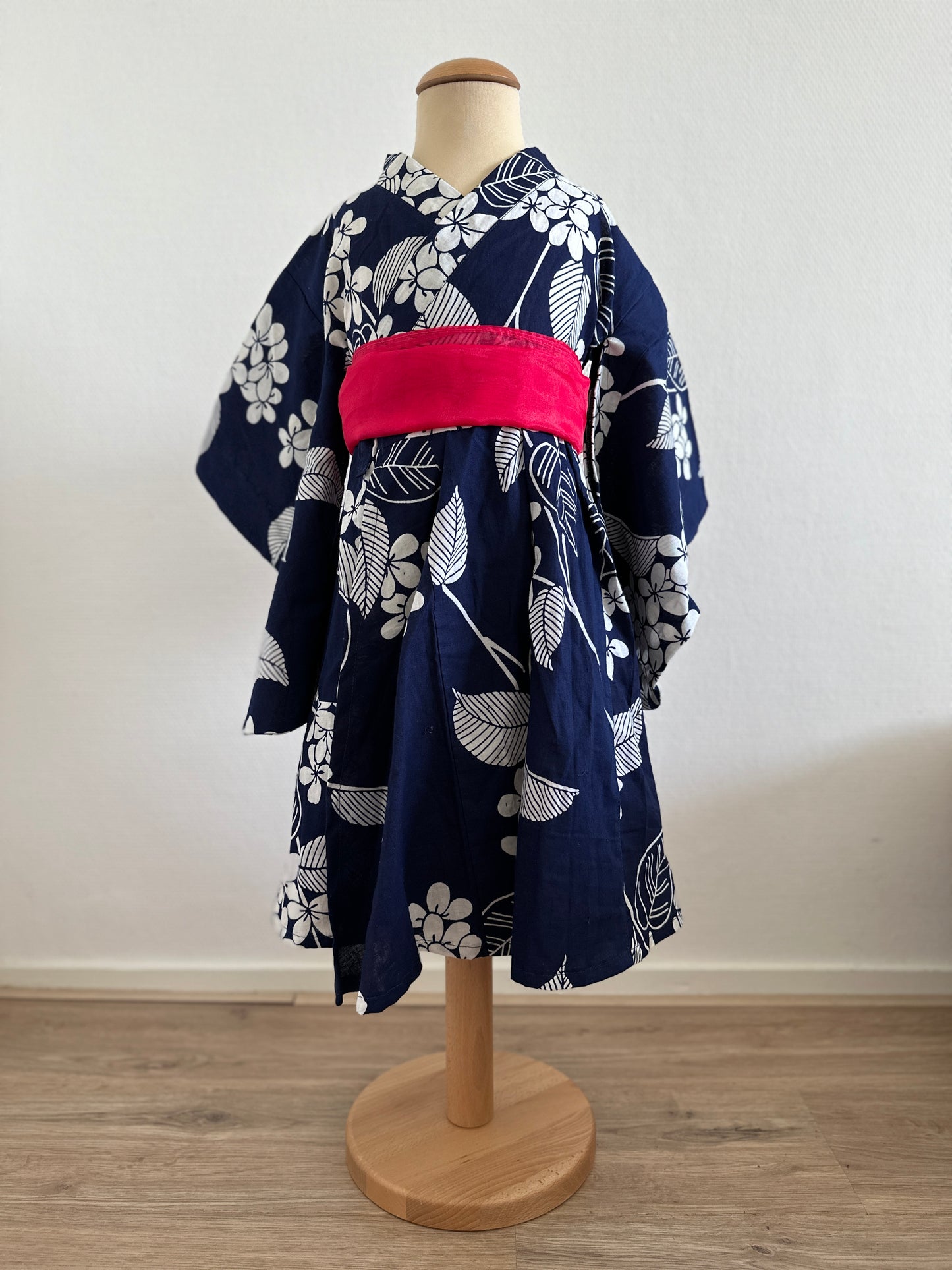 【Indigo, motif botanique】 （Taille 130） Robe yukata ＜ Nouveau ・ Coton ＞ pour les enfants, pour les femmes, le kimono japonais, les vêtements unisexais japonais, l'unisexe, les cadeaux japonais, l'article original