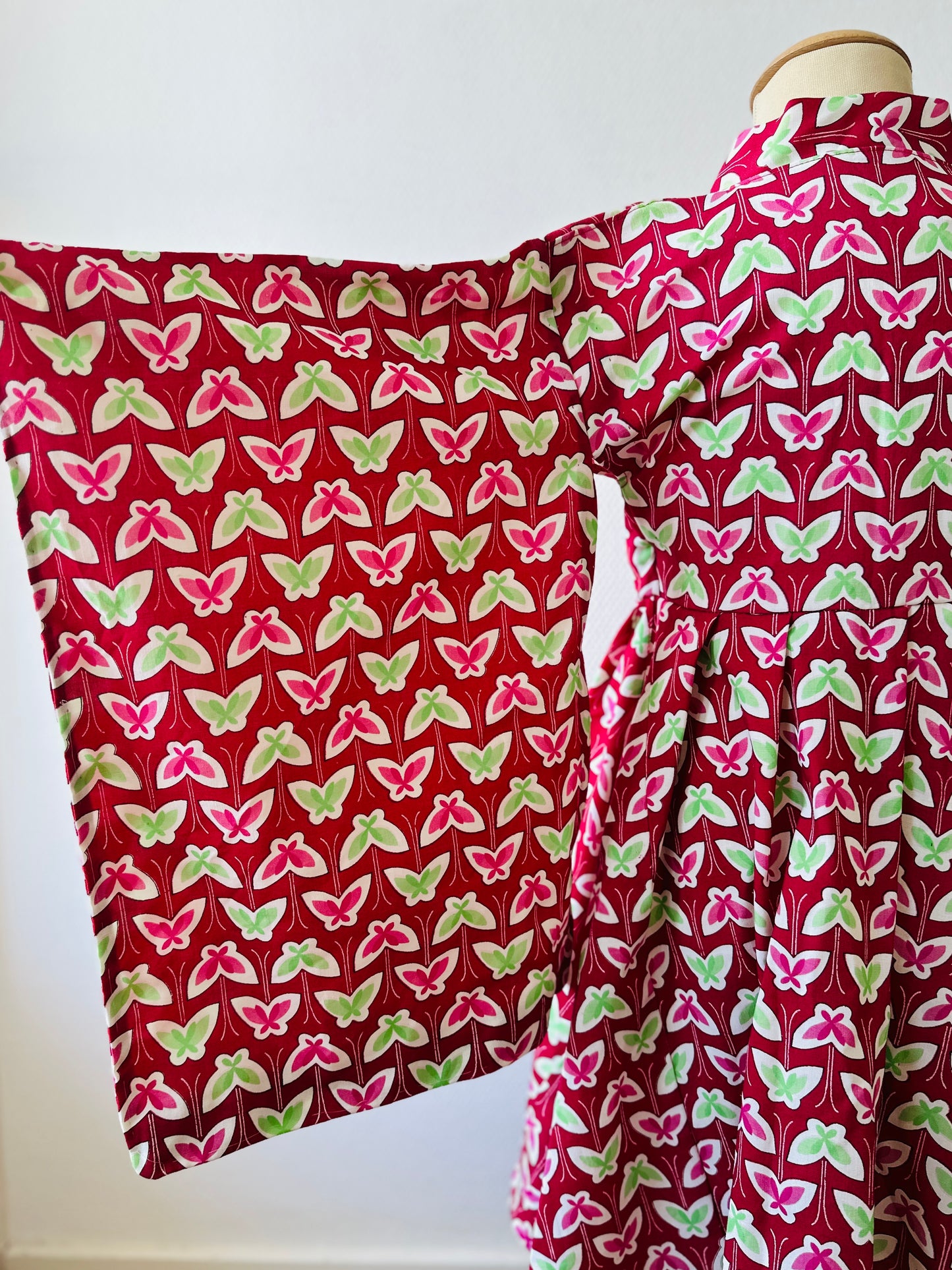 【Rouge, petits papillons】 （Taille 130） Robe yukata ＜ Nouveau ・ Coton ＞ pour les enfants, pour les femmes, le kimono japonais, les vêtements unisexais japonais, l'unisexe, les cadeaux japonais, l'article original