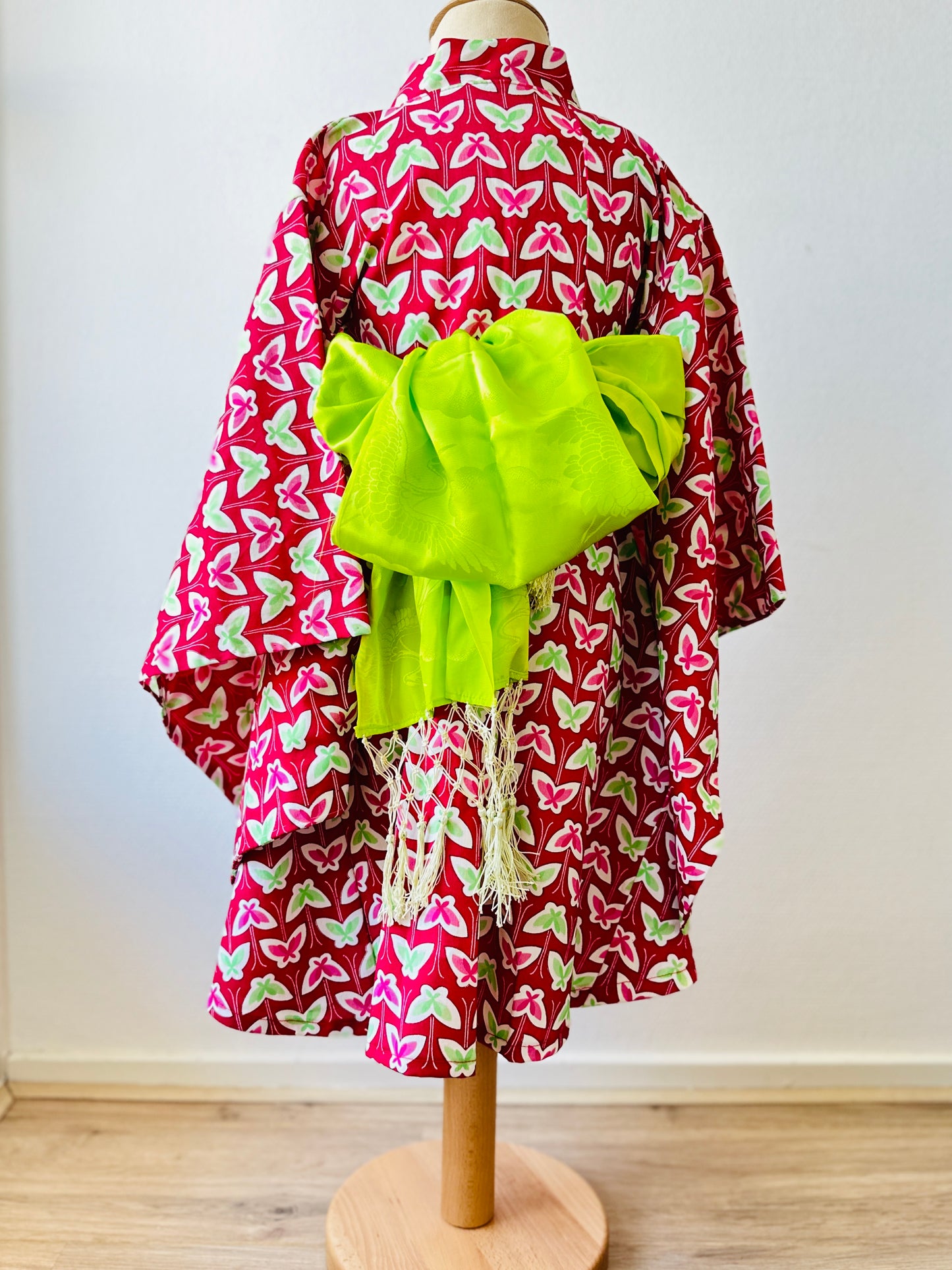 【Rode, kleine vlinders】 （（Maat 130） Yukata -jurk ＜ Nieuw ・ Katoen ＞ voor kinderen, voor vrouwen, Japanse Kimono, Japan unisexese kleding, unisex, Japanse geschenken, origineel item