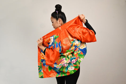 【Orange vif, pivoine】 veste heureuse ＜ Excellent ・ Silk ＞ pour les hommes, pour les femmes, le kimono japonais, les vêtements unisexais japonais, l'unisexe, les cadeaux japonais, les designs originaux
