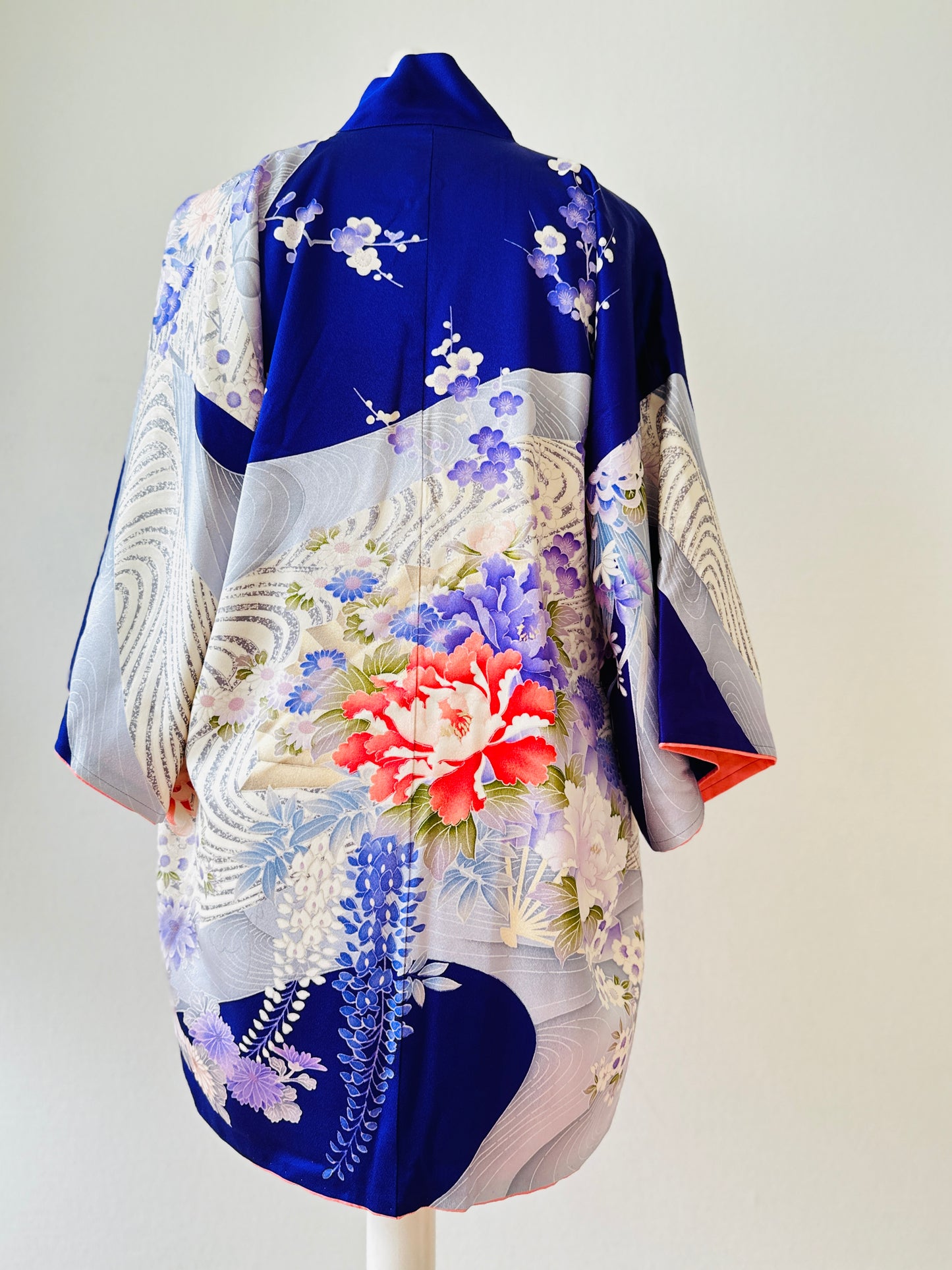 【Purple, grandes fleurs et eau】 veste heureuse ＜ Excellent ・ Silk ＞ pour les hommes, pour les femmes, le kimono japonais, les vêtements unisexais japonais, unisexe, cadeaux japonais, dessins originaux