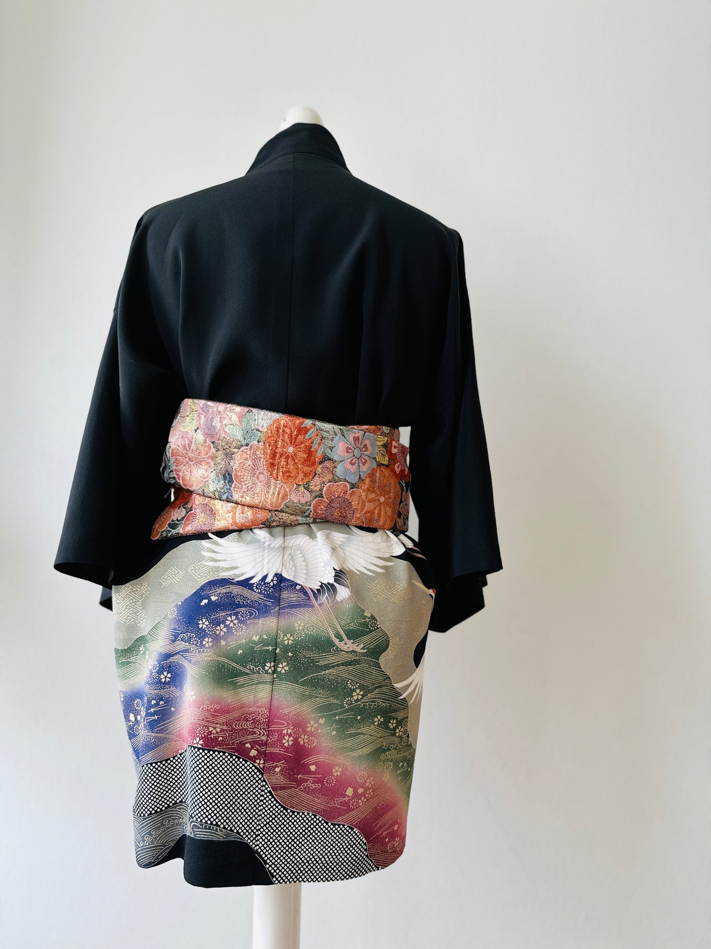 【Noir, grues en vol】 veste heureuse ＜ Excellent ・ Silk ＞ pour les hommes, pour les femmes, le kimono japonais, les vêtements unisexais japonais, l'unisexe, les cadeaux japonais, les dessins originaux