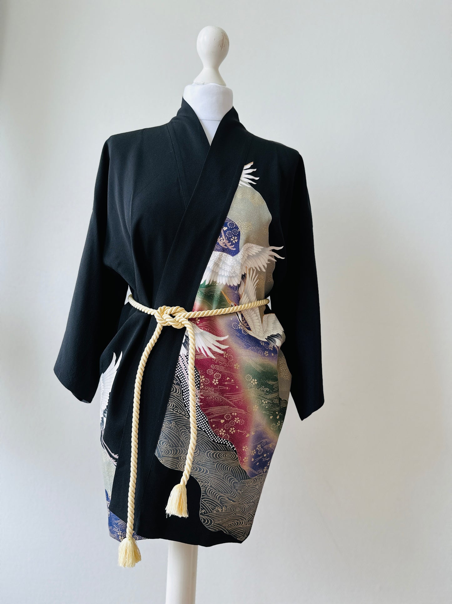 【Noir, grues en vol】 veste heureuse ＜ Excellent ・ Silk ＞ pour les hommes, pour les femmes, le kimono japonais, les vêtements unisexais japonais, l'unisexe, les cadeaux japonais, les dessins originaux