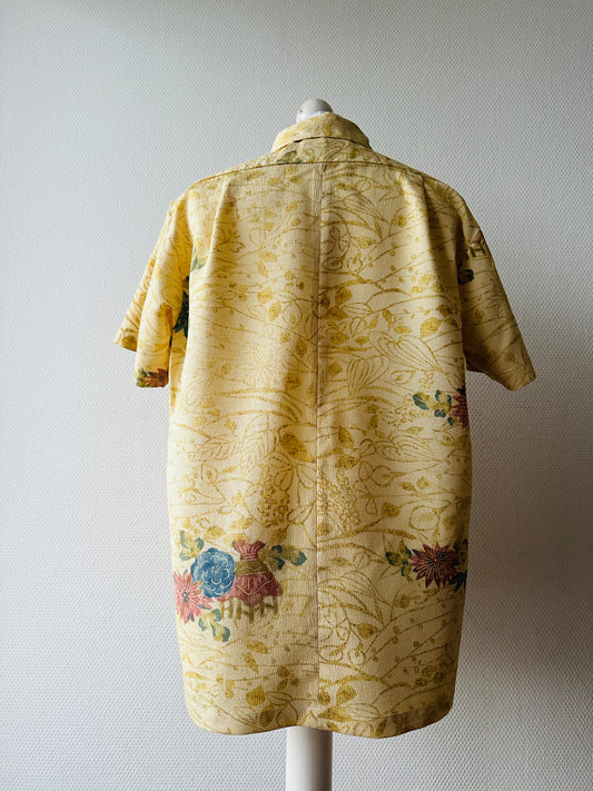 【Beige, paysage fleuri】 chemise / taille hawaïenne: S ＜ Nouveau ・ Silk ＞ pour les hommes, pour les femmes, pour les enfants, le kimono japonais, les vêtements unisexais japonais, l'unisexe, les cadeaux japonais, l'article original