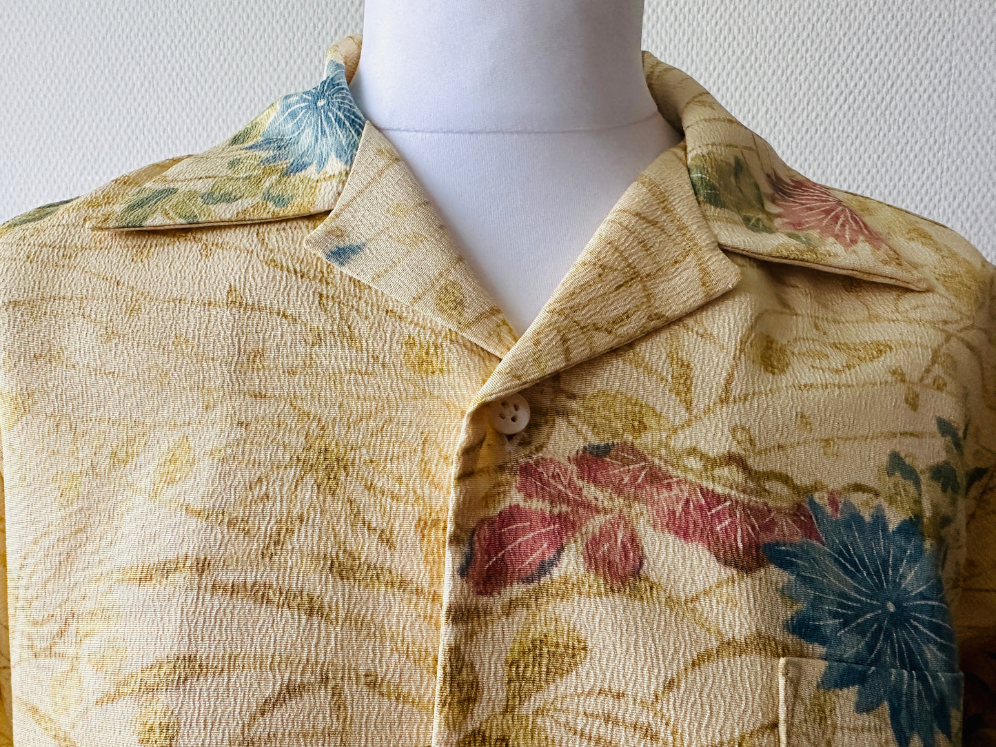 【Beige, paysage fleuri】 chemise / taille hawaïenne: S ＜ Nouveau ・ Silk ＞ pour les hommes, pour les femmes, pour les enfants, le kimono japonais, les vêtements unisexais japonais, l'unisexe, les cadeaux japonais, l'article original