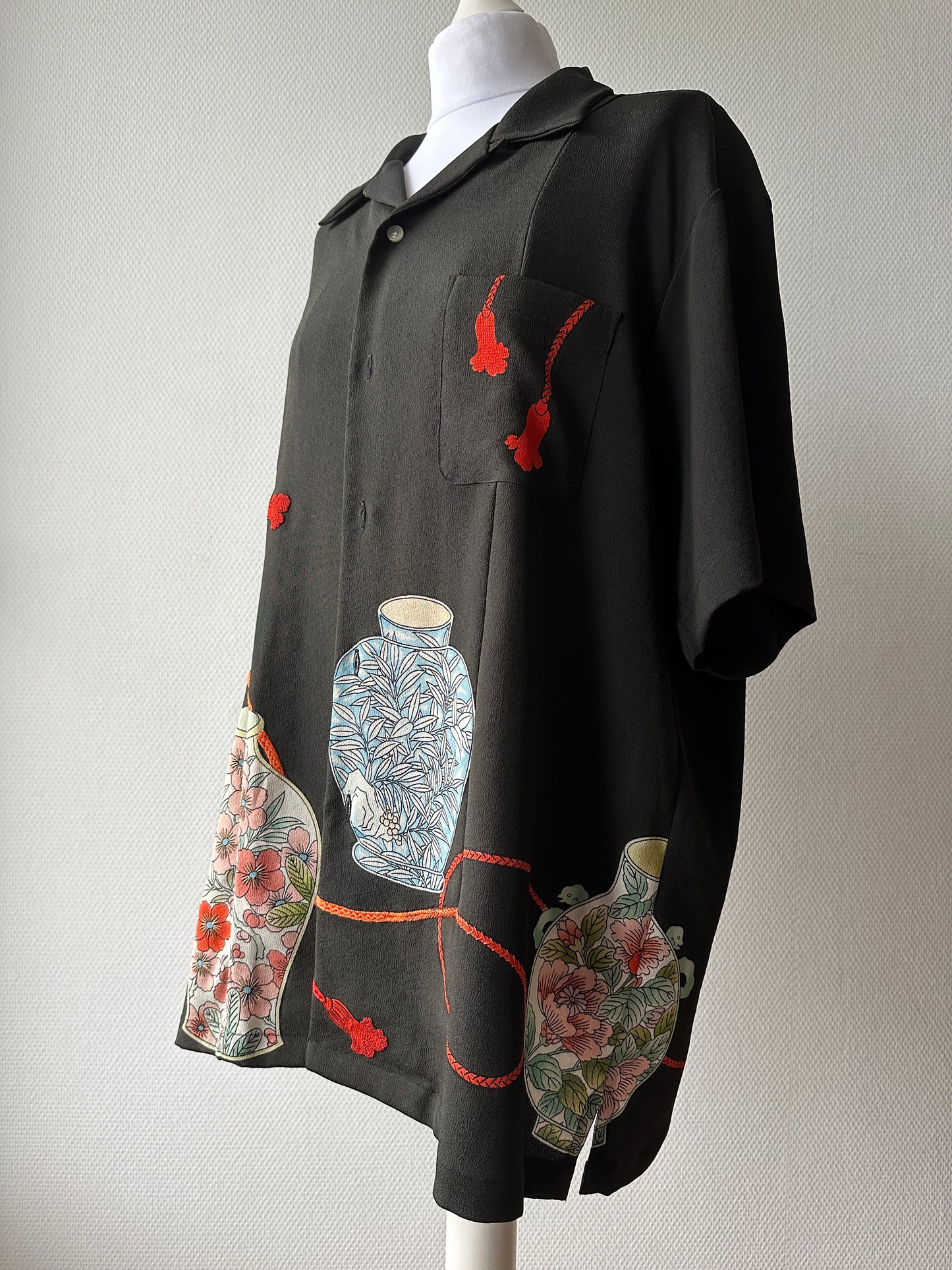 【Zwart, vaas en string】 Hawaiiaans shirt/maat: 2l ＜ Nieuw ・ zijde ＞ voor mannen, voor vrouwen, Japanse kimono, Japan unisexese kleding, unisex, Japanse geschenken, origineel item