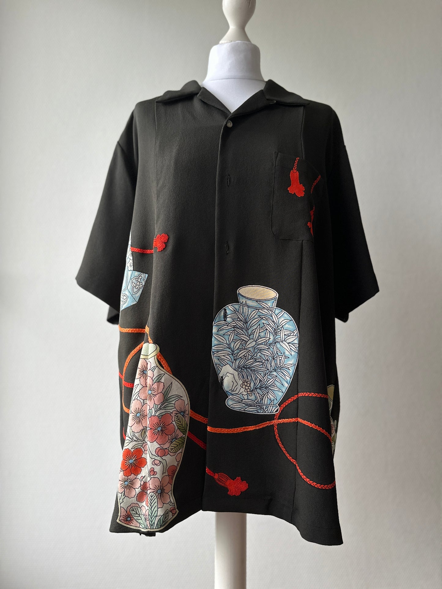 【Zwart, vaas en string】 Hawaiiaans shirt/maat: 2l ＜ Nieuw ・ zijde ＞ voor mannen, voor vrouwen, Japanse kimono, Japan unisexese kleding, unisex, Japanse geschenken, origineel item
