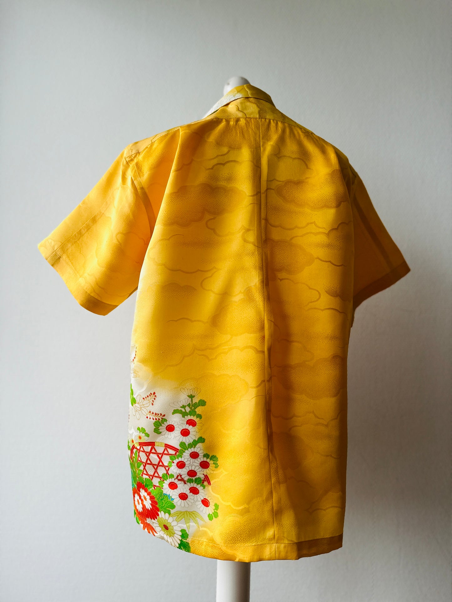 【Gelb, Wolken und Goshoguruma】 Hawaiianisches Hemd/Größe: M ＜ New ・ Seide ＞ Für Männer, für Frauen, für Kinder, japanische Kimono, Japan Unisexesische Kleidung, Unisex, japanische Geschenke, Originalartikel