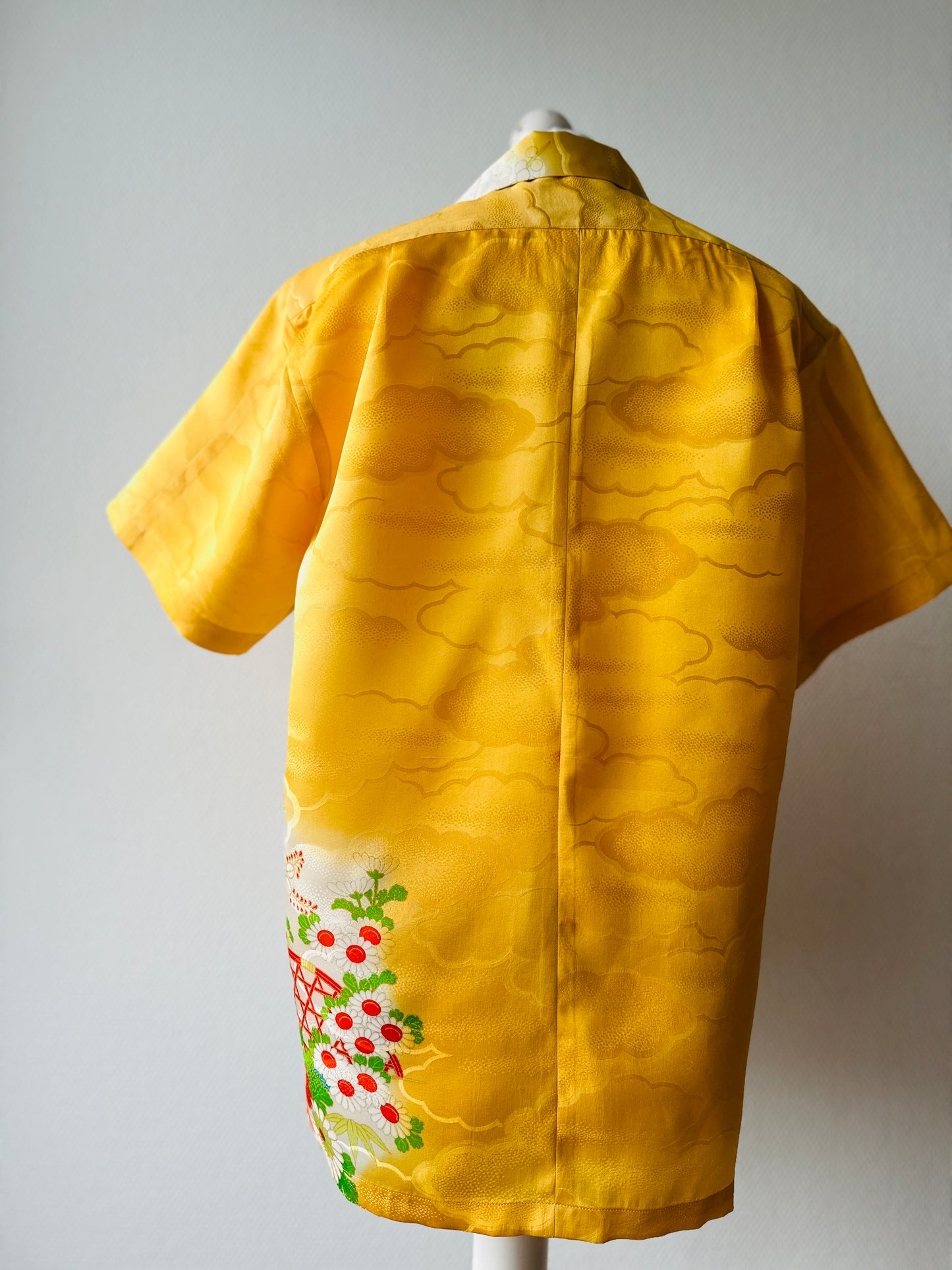 【Gelb, Wolken und Goshoguruma】 Hawaiianisches Hemd/Größe: M ＜ New ・ Seide ＞ Für Männer, für Frauen, für Kinder, japanische Kimono, Japan Unisexesische Kleidung, Unisex, japanische Geschenke, Originalartikel