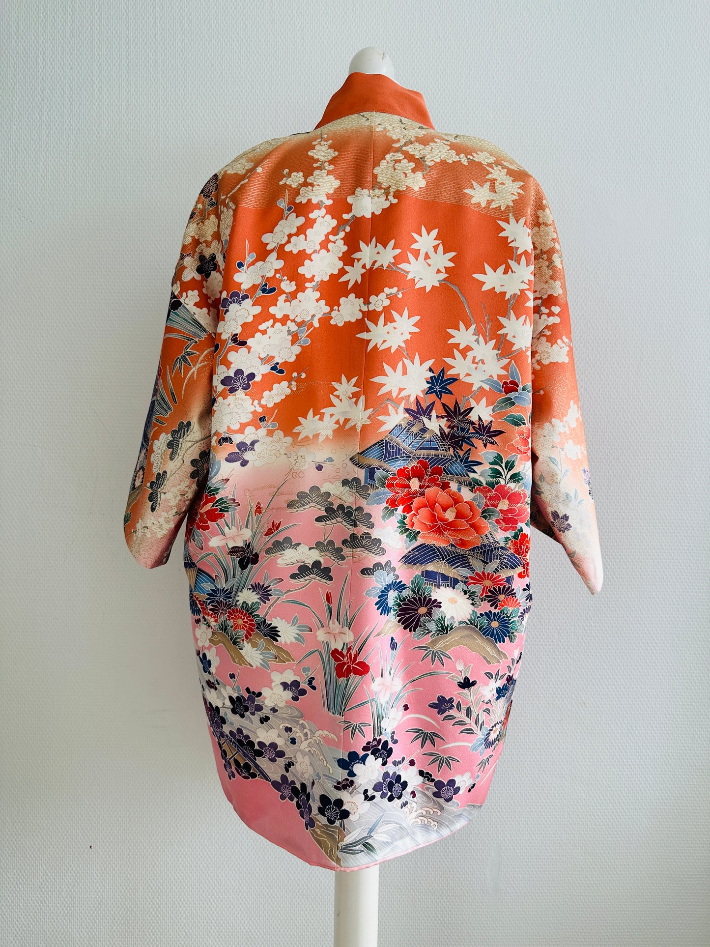 【Pinkorange, la pleine floraison des fleurs】 veste heureuse ＜ Excellent ・ Silk ＞ pour les hommes, pour les femmes, le kimono japonais, les vêtements unisexais japonais, l'unisexe, les cadeaux japonais, les designs originaux