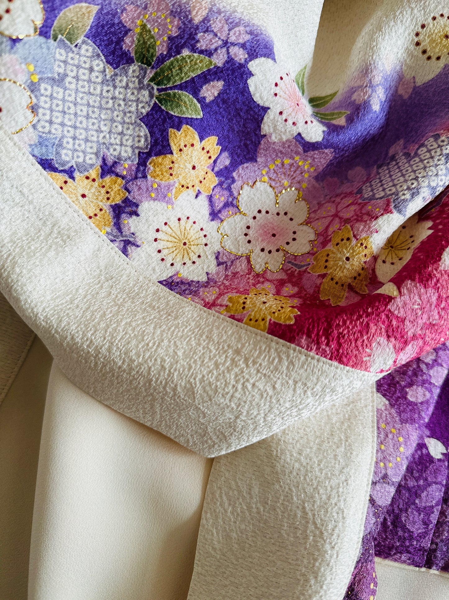 【Blanc, fleur de cerisier】 veste heureuse ＜ Excellent ・ Silk ＞ pour les hommes, pour les femmes, le kimono japonais, les vêtements unisexais japonais, unisexe, cadeaux japonais, designs originaux