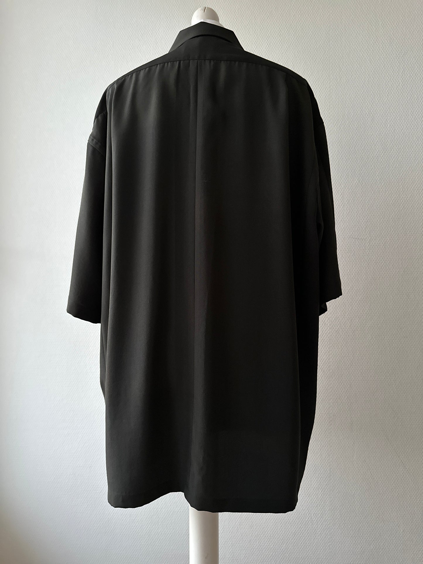 【Black and Gold, Kissho】 chemise hawaïenne / taille: 3L ＜ Nouveau ・ Silk ＞ pour les hommes, pour les femmes, le kimono japonais, les vêtements unisexais du Japon, l'unisexe, les cadeaux japonais, l'article original