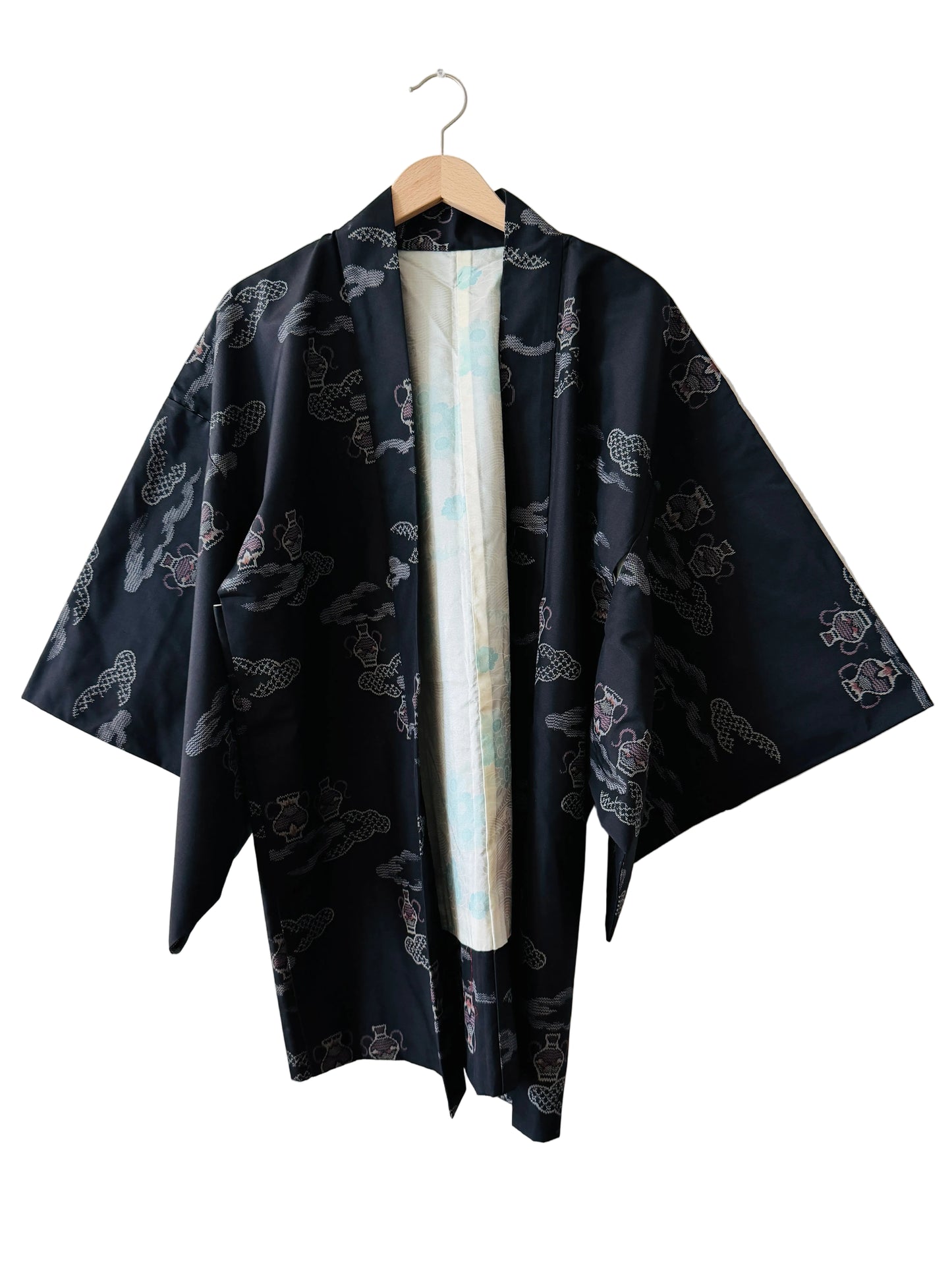 Haori in Vintage-Farbe – Oshima-Wolken und traditionelle japanische Vasen –
