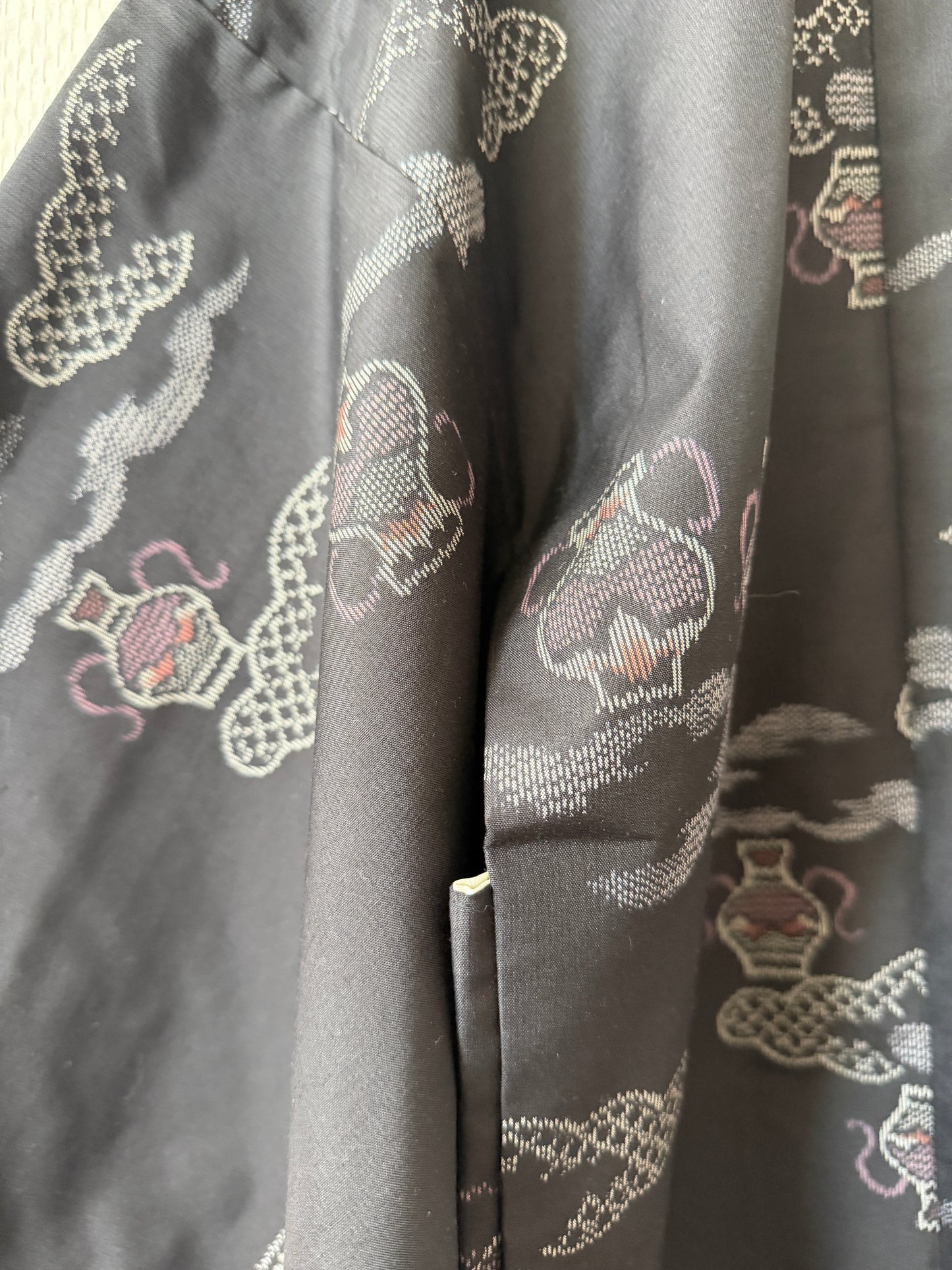 Haori in Vintage-Farbe – Oshima-Wolken und traditionelle japanische Vasen –