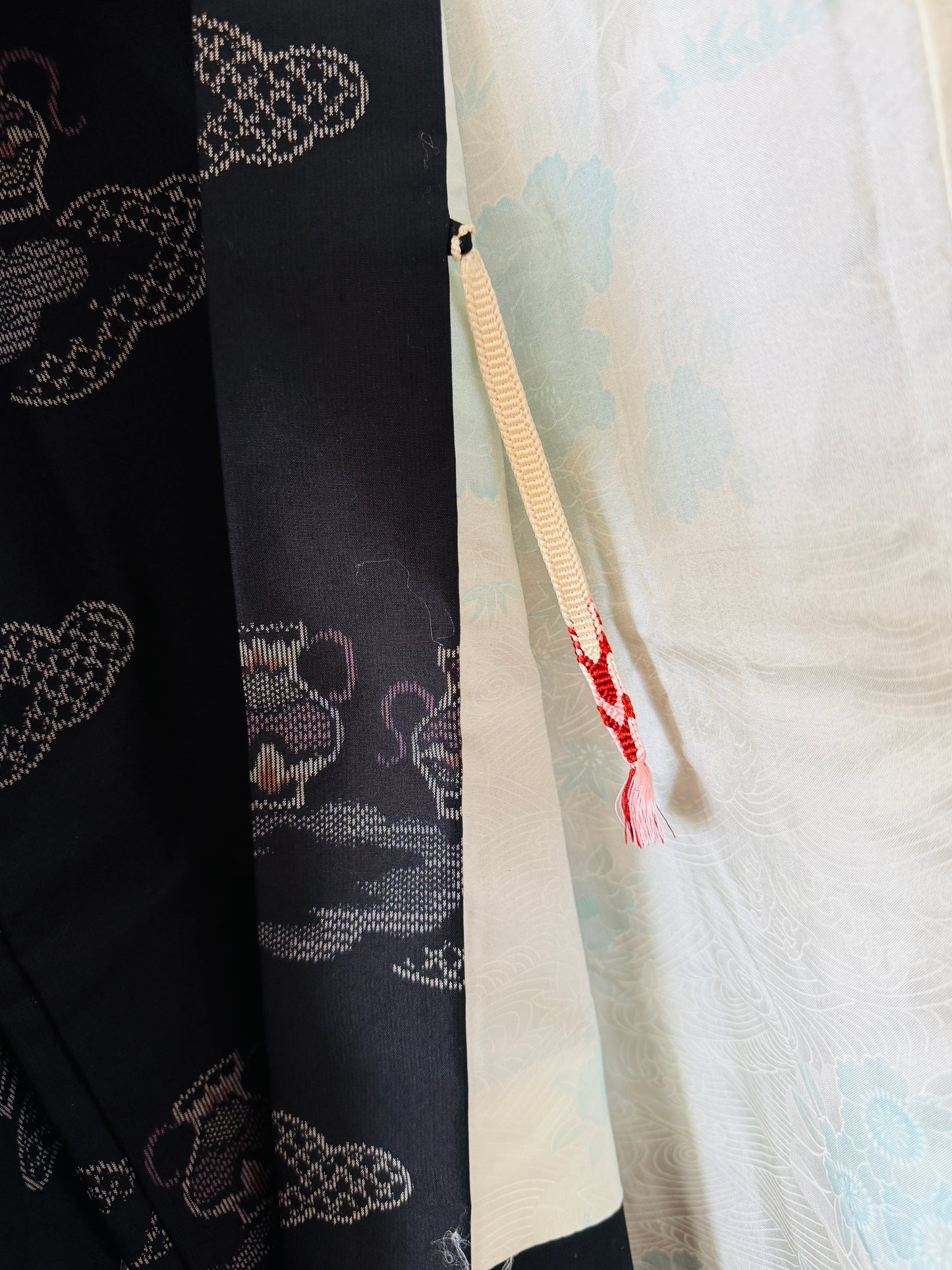 Haori in Vintage-Farbe – Oshima-Wolken und traditionelle japanische Vasen –