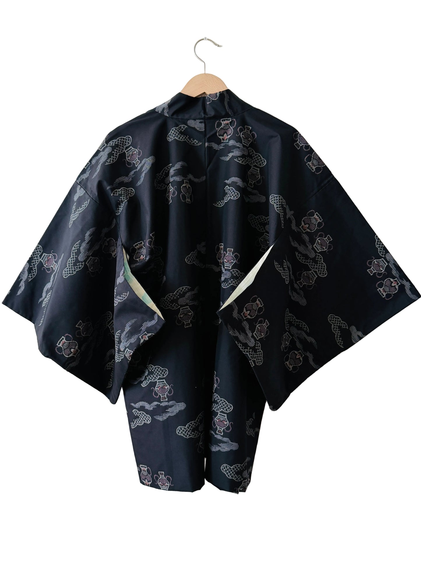 Haori in Vintage-Farbe – Oshima-Wolken und traditionelle japanische Vasen –