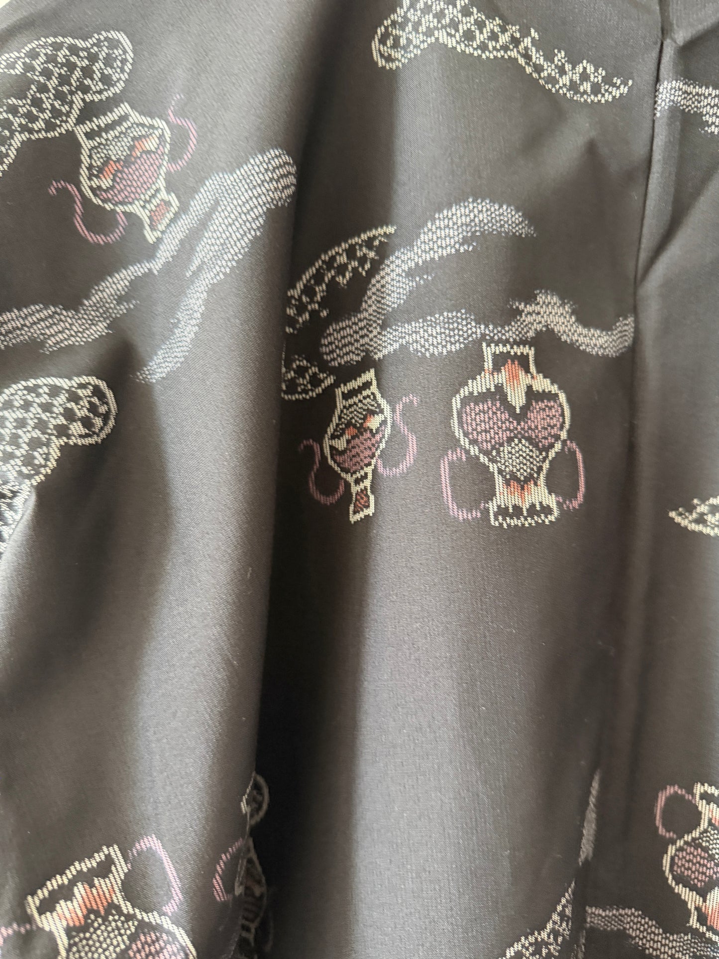 Haori in Vintage-Farbe – Oshima-Wolken und traditionelle japanische Vasen –