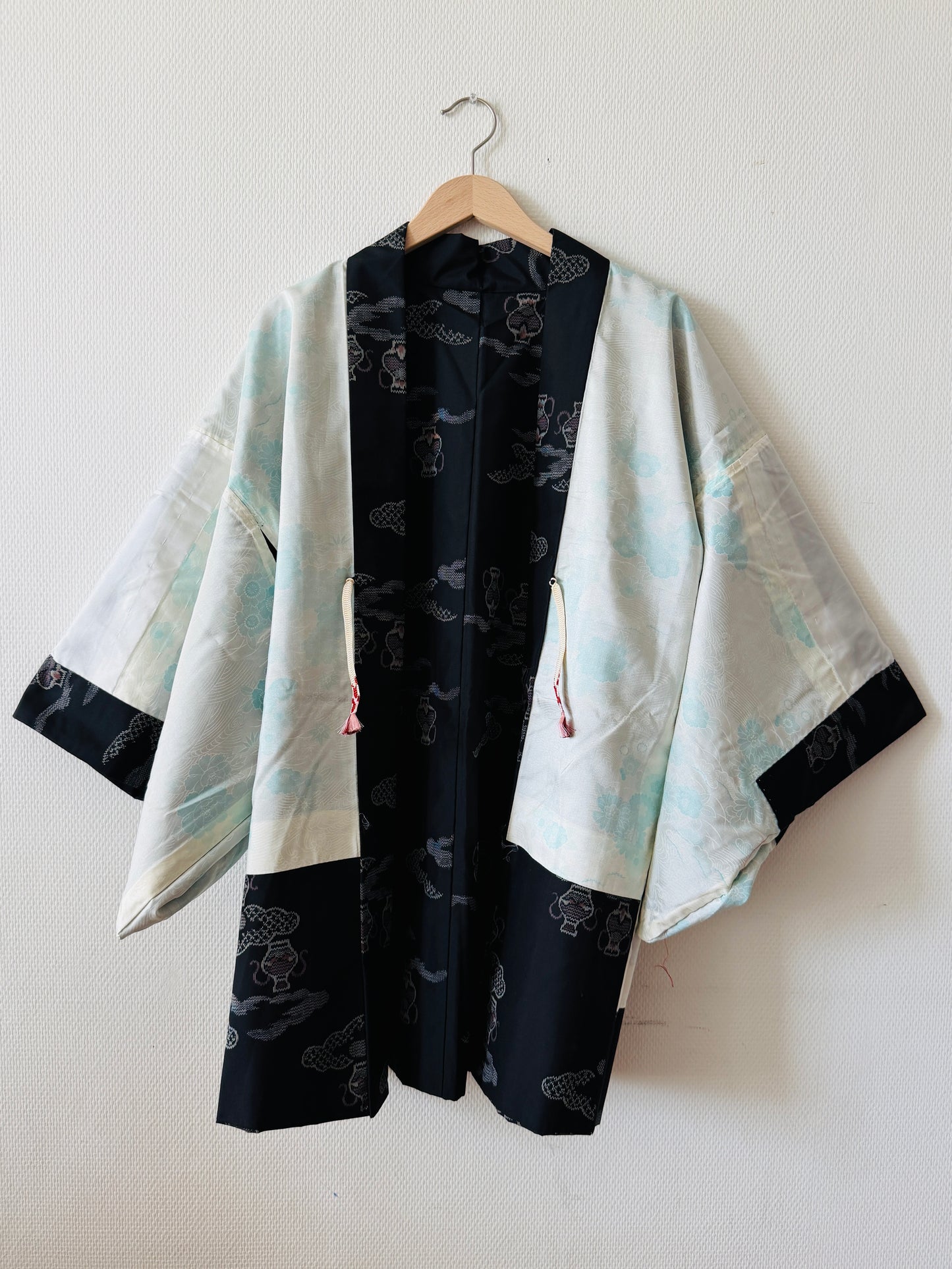 Haori in Vintage-Farbe – Oshima-Wolken und traditionelle japanische Vasen –