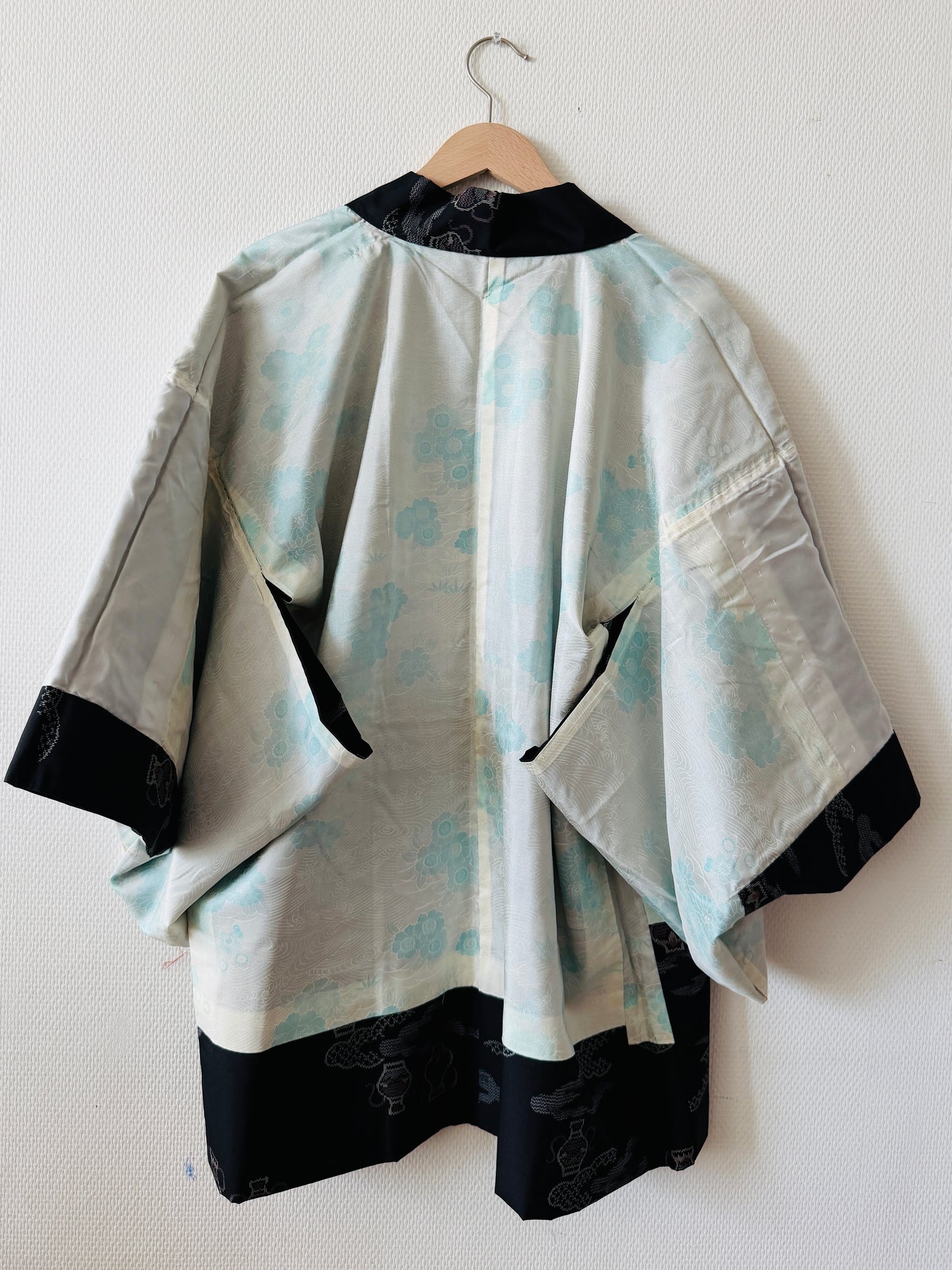 Haori in Vintage-Farbe – Oshima-Wolken und traditionelle japanische Vasen –