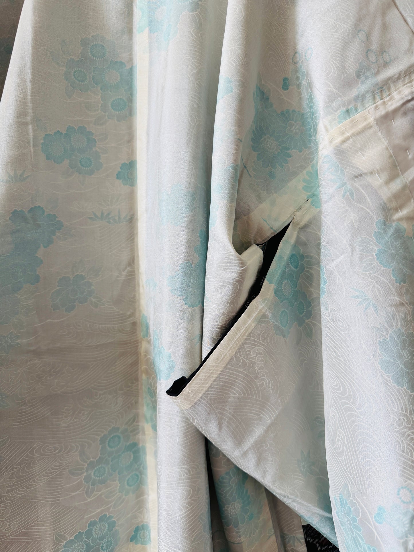 Haori in Vintage-Farbe – Oshima-Wolken und traditionelle japanische Vasen –
