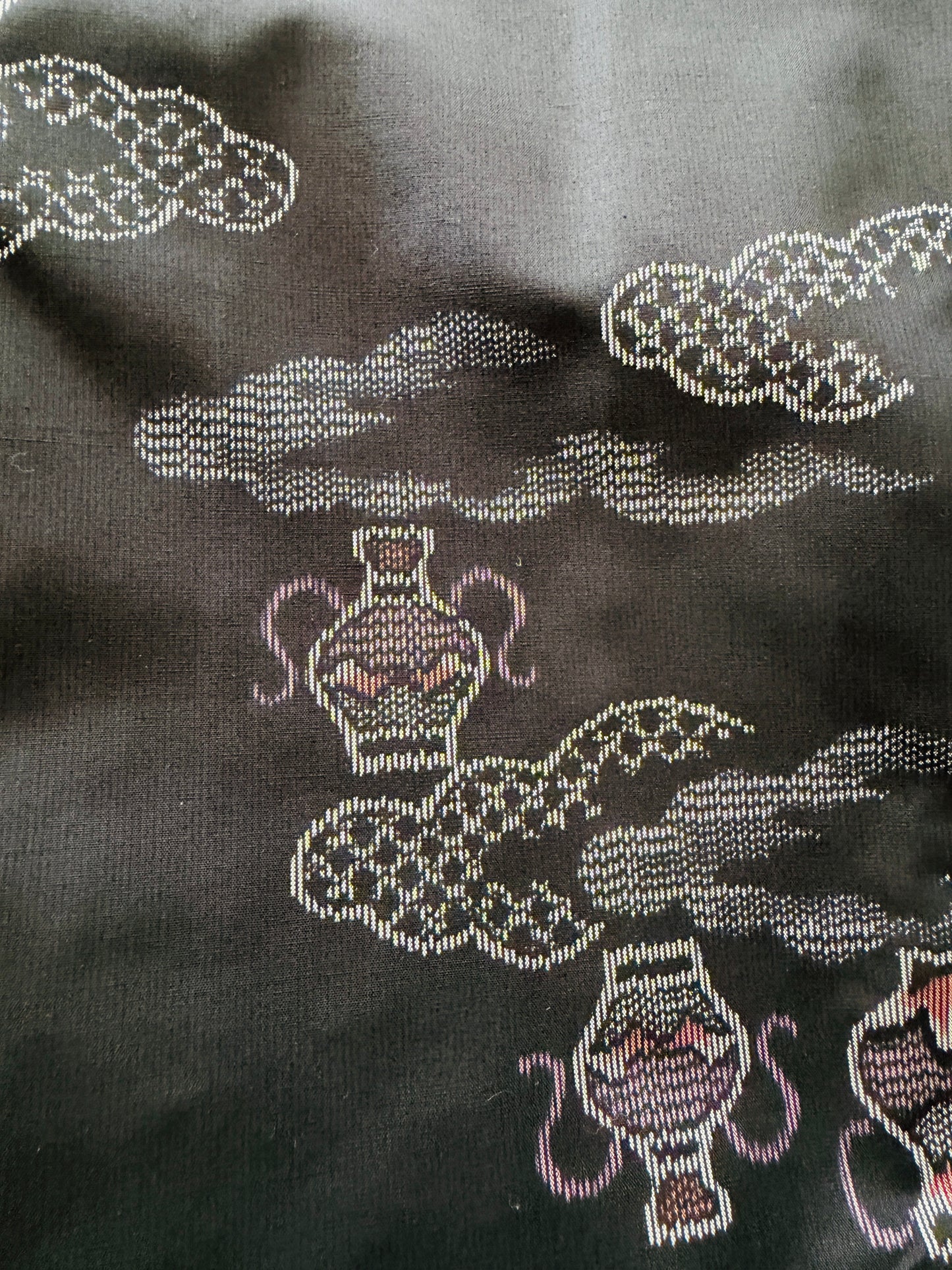 Haori in Vintage-Farbe – Oshima-Wolken und traditionelle japanische Vasen –