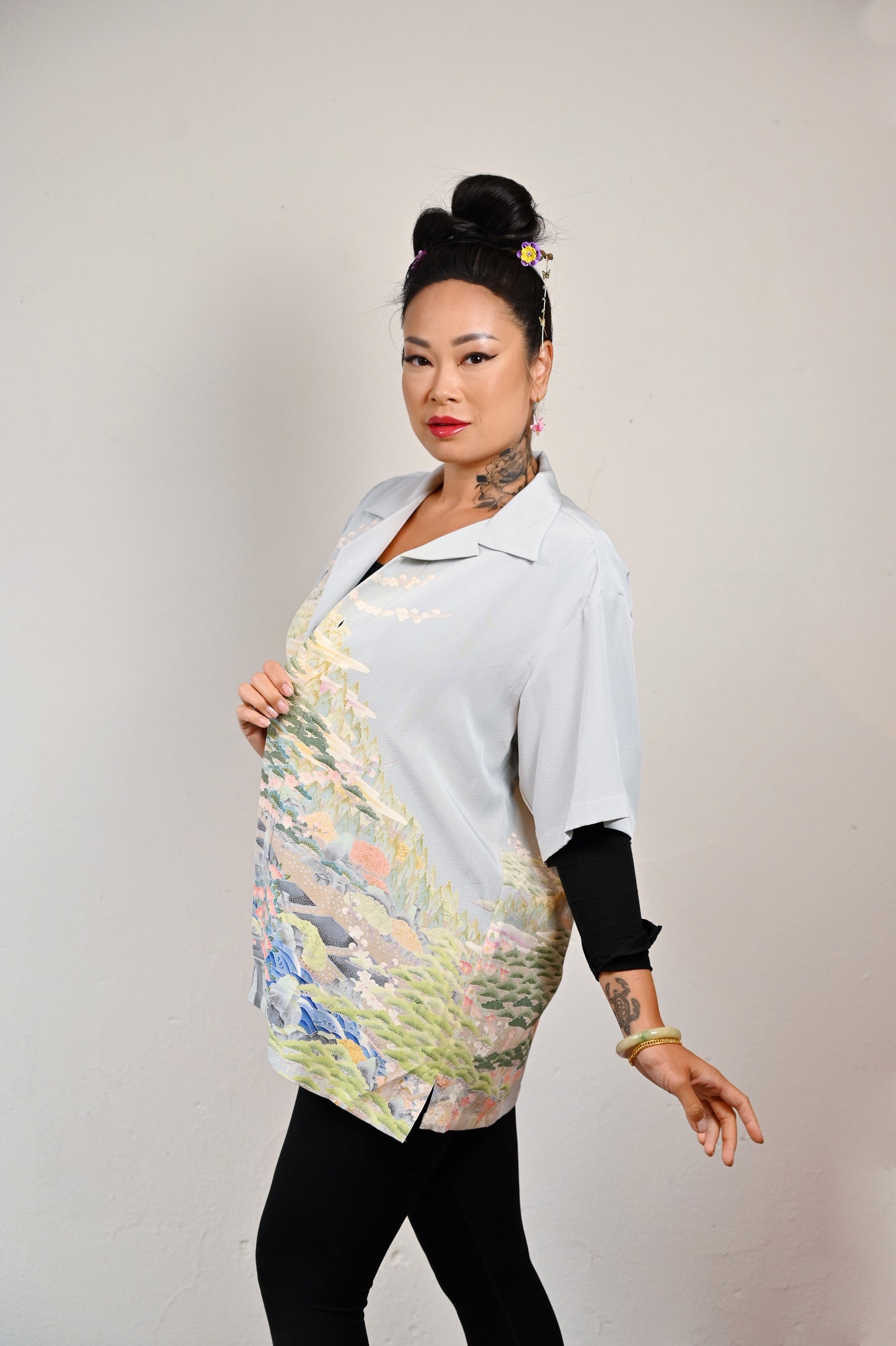 【light gray,Happy Garden】Hawaiian shirt/Size:2L＜New・Silk＞For Men,For Women,Japanese kimono,Japan unisexese Clothing,unisex,Japanese Gifts,Original Item