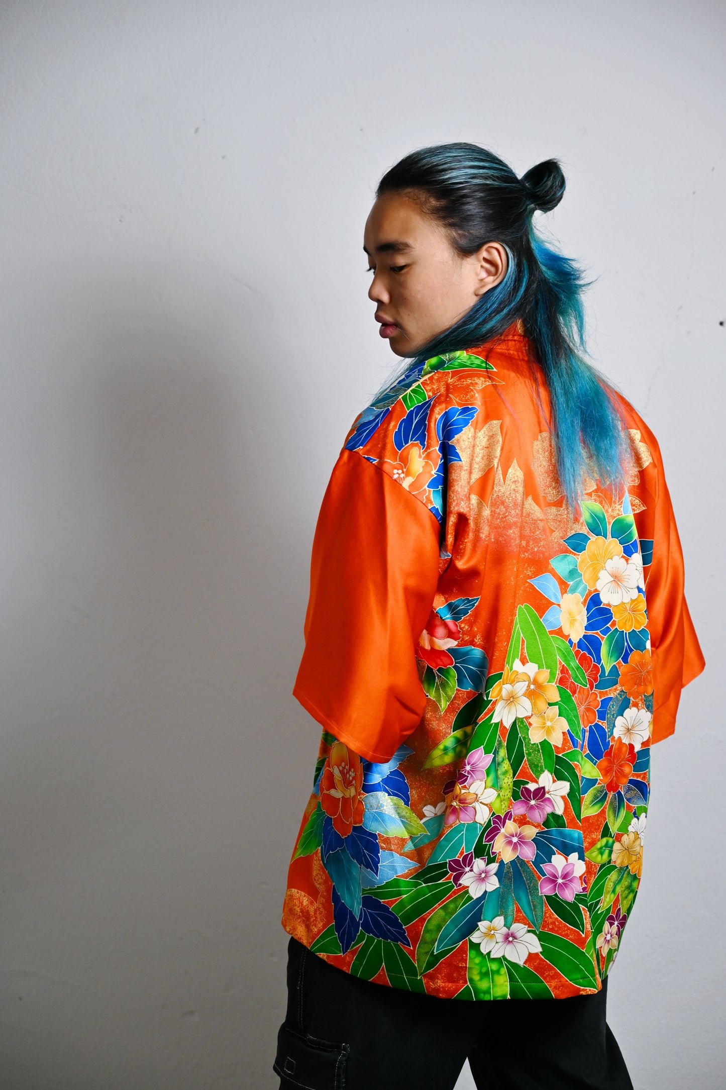 【Orange vif, pivoine】 veste heureuse ＜ Excellent ・ Silk ＞ pour les hommes, pour les femmes, le kimono japonais, les vêtements unisexais japonais, l'unisexe, les cadeaux japonais, les designs originaux